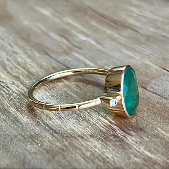 18KT Yellow Gold hallmarked oval Colombian emerald ring with two diamonds NEW - Picture 2 of 8